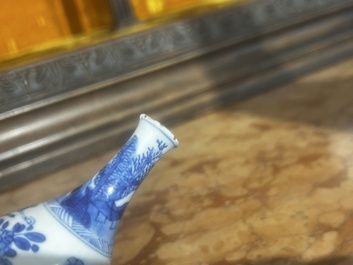 Paire de vases de forme bouteille en porcelaine de Chine bleu et blanc &agrave; d&eacute;cor de grues, Kangxi