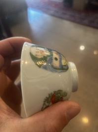 Een paar Chinese wucai dekselkommen met lingzhi, Qianlong merk, Republiek, 20ste eeuw