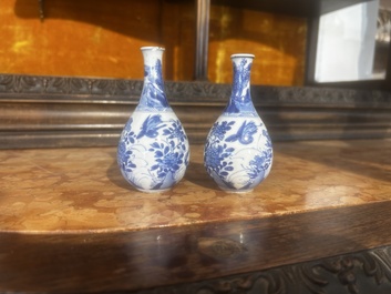 Paire de vases de forme bouteille en porcelaine de Chine bleu et blanc &agrave; d&eacute;cor de grues, Kangxi