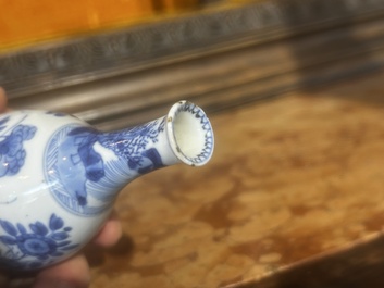 Paire de vases de forme bouteille en porcelaine de Chine bleu et blanc &agrave; d&eacute;cor de grues, Kangxi