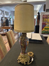 Paire de vases en porcelaine de Chine famille rose &agrave; d&eacute;cor mandarin aux montures en bronze dor&eacute; mont&eacute;e en lampes, Qianlong