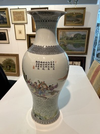 Een Chinese famille rose balustervaas met onsterfelijken in een paleistuin, Qianlong merk, Republiek, 20ste eeuw