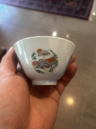 Een paar Chinese wucai dekselkommen met lingzhi, Qianlong merk, Republiek, 20ste eeuw