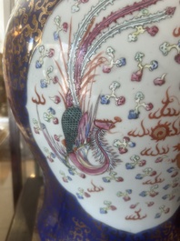 Een paar grote Chinese famille rose vazen met draken en feniksen op blauwe fondkleur, Kangxi merk, 19de eeuw