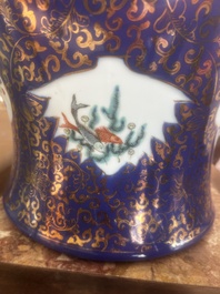 Een paar grote Chinese famille rose vazen met draken en feniksen op blauwe fondkleur, Kangxi merk, 19de eeuw