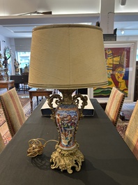 Paire de vases en porcelaine de Chine famille rose &agrave; d&eacute;cor mandarin aux montures en bronze dor&eacute; mont&eacute;e en lampes, Qianlong