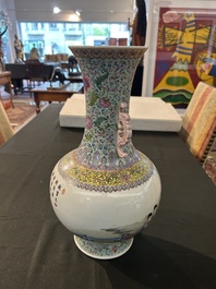 Vase de forme bouteille en porcelaine de Chine famille rose &agrave; d&eacute;cor de dames se d&eacute;tendant dans un jardin de palais, marque de Qianlong, 20&egrave;me si&egrave;cle