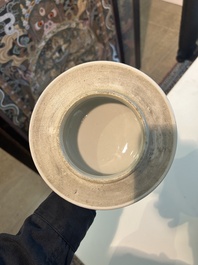 Vase couvert en porcelaine de Chine famille verte &agrave; d&eacute;cor de sc&egrave;nes anim&eacute;es et de chauves-souris, 19&egrave;me si&egrave;cle