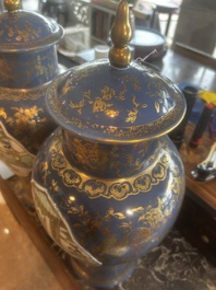 Paire de vases en porcelaine de Chine famille verte sur fond bleu poudr&eacute; &agrave; d&eacute;cor de sc&egrave;nes de palais, 19&egrave;me si&egrave;cle