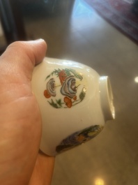 Een paar Chinese wucai dekselkommen met lingzhi, Qianlong merk, Republiek, 20ste eeuw