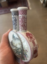 Vase double en porcelaine de Chine famille rose &agrave; d&eacute;cor floral et de paysage, marque de Qianlong, R&eacute;publique, 20&egrave;me si&egrave;cle