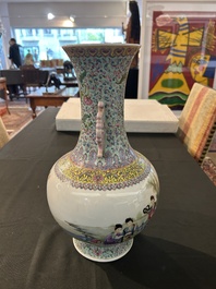 Vase de forme bouteille en porcelaine de Chine famille rose &agrave; d&eacute;cor de dames se d&eacute;tendant dans un jardin de palais, marque de Qianlong, 20&egrave;me si&egrave;cle
