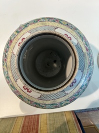 Een paar Chinese famille rose dekselvazen met geanimeerde sc&egrave;nes met onsterfelijken, vrouwen en kinderen, 19de eeuw