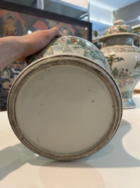 Een paar Chinese famille rose dekselvazen met geanimeerde sc&egrave;nes met onsterfelijken, vrouwen en kinderen, 19de eeuw