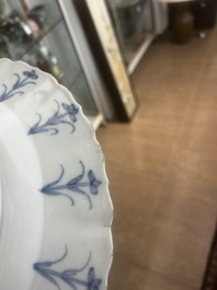 Plat en porcelaine de Chine bleu et blanc &agrave; d&eacute;cor d'une chasse mongole, marque de Chenghua, Kangxi