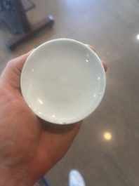 Een paar Chinese wucai dekselkommen met lingzhi, Qianlong merk, Republiek, 20ste eeuw