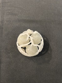 Een opengewerkt Chinees snijwerk in jade in de vorm van een lotusbloem, 19de/20ste eeuw