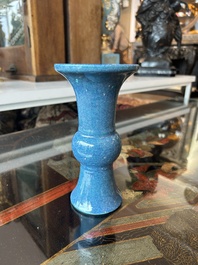 Vase de forme yenyen en porcelaine de Chine &agrave; gla&ccedil;ure &oelig;uf de rouge-gorge, 19&egrave;me si&egrave;cle