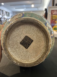 Vase en porcelaine de Chine famille verte dite 'de Nankin'  &agrave; d&eacute;cor de visite &agrave; la cour, 19&egrave;me si&egrave;cle