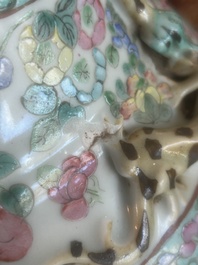 Grand vase en porcelaine de Chine famille rose &agrave; d&eacute;cor de sc&egrave;nes de bataille et de palais sur un socle en bois, 19&egrave;me si&egrave;cle