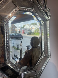Een achthoekige Venetiaanse spiegel in deels geslepen en ge&euml;tst glas met floraal decor, Itali&euml;, 20ste eeuw