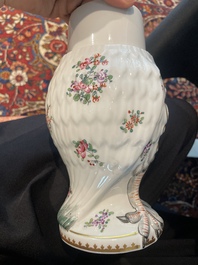 Pot couvert en forme de hibou en porcelaine de Paris polychrome et dor&eacute; &agrave; d&eacute;cor d'armoiries, France, 20&egrave;me si&egrave;cle