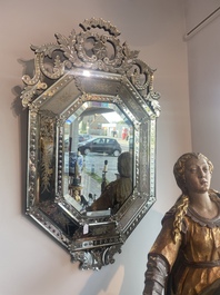 Een achthoekige Venetiaanse spiegel in deels geslepen en ge&euml;tst glas met floraal decor, Itali&euml;, 20ste eeuw