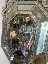 Een achthoekige Venetiaanse spiegel in deels geslepen en ge&euml;tst glas met floraal decor, Itali&euml;, 20ste eeuw