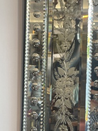 Een achthoekige Venetiaanse spiegel in deels geslepen en ge&euml;tst glas met floraal decor, Itali&euml;, 20ste eeuw