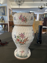 Pot couvert en forme de hibou en porcelaine de Paris polychrome et dor&eacute; &agrave; d&eacute;cor d'armoiries, France, 20&egrave;me si&egrave;cle