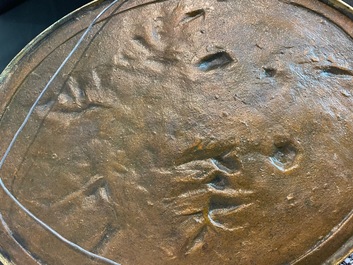 Paul Comolera (1813-1890): Plaque &agrave; d&eacute;cor en relief d'un oiseau sur une branche fleurie, bronze dor&eacute;