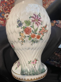 Pot couvert en forme de hibou en porcelaine de Paris polychrome et dor&eacute; &agrave; d&eacute;cor d'armoiries, France, 20&egrave;me si&egrave;cle