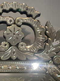 Een achthoekige Venetiaanse spiegel in deels geslepen en ge&euml;tst glas met floraal decor, Itali&euml;, 20ste eeuw