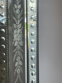 Een achthoekige Venetiaanse spiegel in deels geslepen en ge&euml;tst glas met floraal decor, Itali&euml;, 20ste eeuw