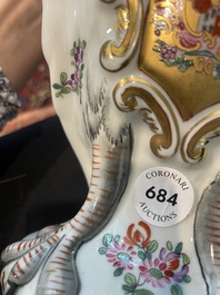 Pot couvert en forme de hibou en porcelaine de Paris polychrome et dor&eacute; &agrave; d&eacute;cor d'armoiries, France, 20&egrave;me si&egrave;cle