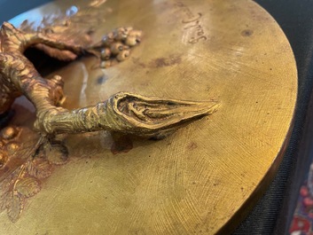 Paul Comolera (1813-1890): Plaque &agrave; d&eacute;cor en relief d'un oiseau sur une branche fleurie, bronze dor&eacute;