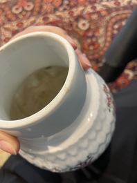 Pot couvert en forme de hibou en porcelaine de Paris polychrome et dor&eacute; &agrave; d&eacute;cor d'armoiries, France, 20&egrave;me si&egrave;cle