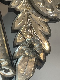 Een achthoekige Venetiaanse spiegel in deels geslepen en ge&euml;tst glas met floraal decor, Itali&euml;, 20ste eeuw