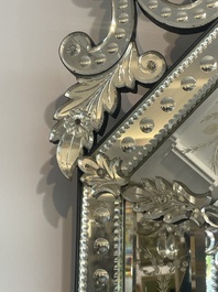 Een achthoekige Venetiaanse spiegel in deels geslepen en ge&euml;tst glas met floraal decor, Itali&euml;, 20ste eeuw