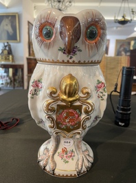 Pot couvert en forme de hibou en porcelaine de Paris polychrome et dor&eacute; &agrave; d&eacute;cor d'armoiries, France, 20&egrave;me si&egrave;cle