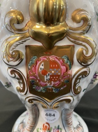 Pot couvert en forme de hibou en porcelaine de Paris polychrome et dor&eacute; &agrave; d&eacute;cor d'armoiries, France, 20&egrave;me si&egrave;cle