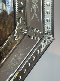 Een achthoekige Venetiaanse spiegel in deels geslepen en ge&euml;tst glas met floraal decor, Itali&euml;, 20ste eeuw