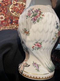 Pot couvert en forme de hibou en porcelaine de Paris polychrome et dor&eacute; &agrave; d&eacute;cor d'armoiries, France, 20&egrave;me si&egrave;cle