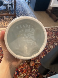 Pot couvert en forme de hibou en porcelaine de Paris polychrome et dor&eacute; &agrave; d&eacute;cor d'armoiries, France, 20&egrave;me si&egrave;cle