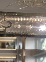 Een achthoekige Venetiaanse spiegel in deels geslepen en ge&euml;tst glas met floraal decor, Itali&euml;, 20ste eeuw