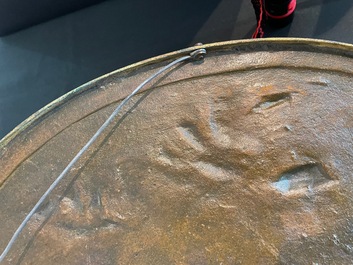 Paul Comolera (1813-1890): Plaque &agrave; d&eacute;cor en relief d'un oiseau sur une branche fleurie, bronze dor&eacute;