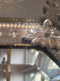 Een achthoekige Venetiaanse spiegel in deels geslepen en ge&euml;tst glas met floraal decor, Itali&euml;, 20ste eeuw