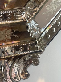 Een achthoekige Venetiaanse spiegel in deels geslepen en ge&euml;tst glas met floraal decor, Itali&euml;, 20ste eeuw