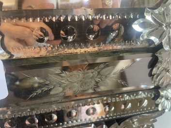 Een achthoekige Venetiaanse spiegel in deels geslepen en ge&euml;tst glas met floraal decor, Itali&euml;, 20ste eeuw