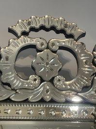 Een achthoekige Venetiaanse spiegel in deels geslepen en ge&euml;tst glas met floraal decor, Itali&euml;, 20ste eeuw